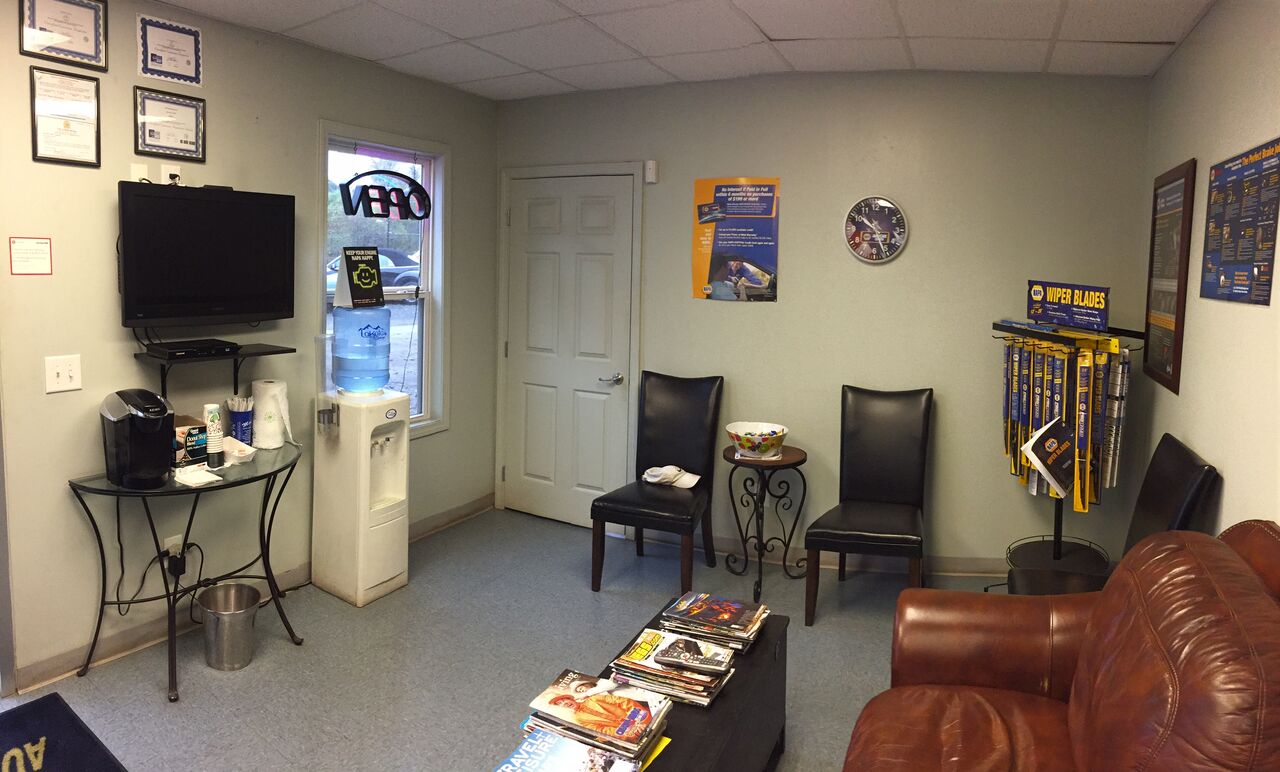 Lounge & Waiting Area at Moore's Auto Shop in Hollysprings, GA